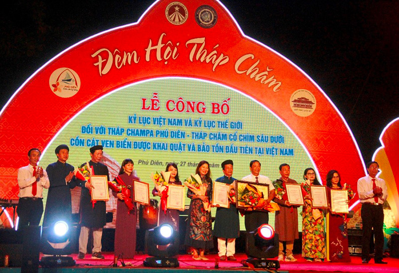 Trao chứng nhận cho các đơn vị, cá nhân có nhiều đóng góp trong quá trình phát hiện tháp và công tác bảo tồn. Xác lập kỷ lục Việt Nam và kỷ lục thế giới đối với tháp Champa Phú Diên -0