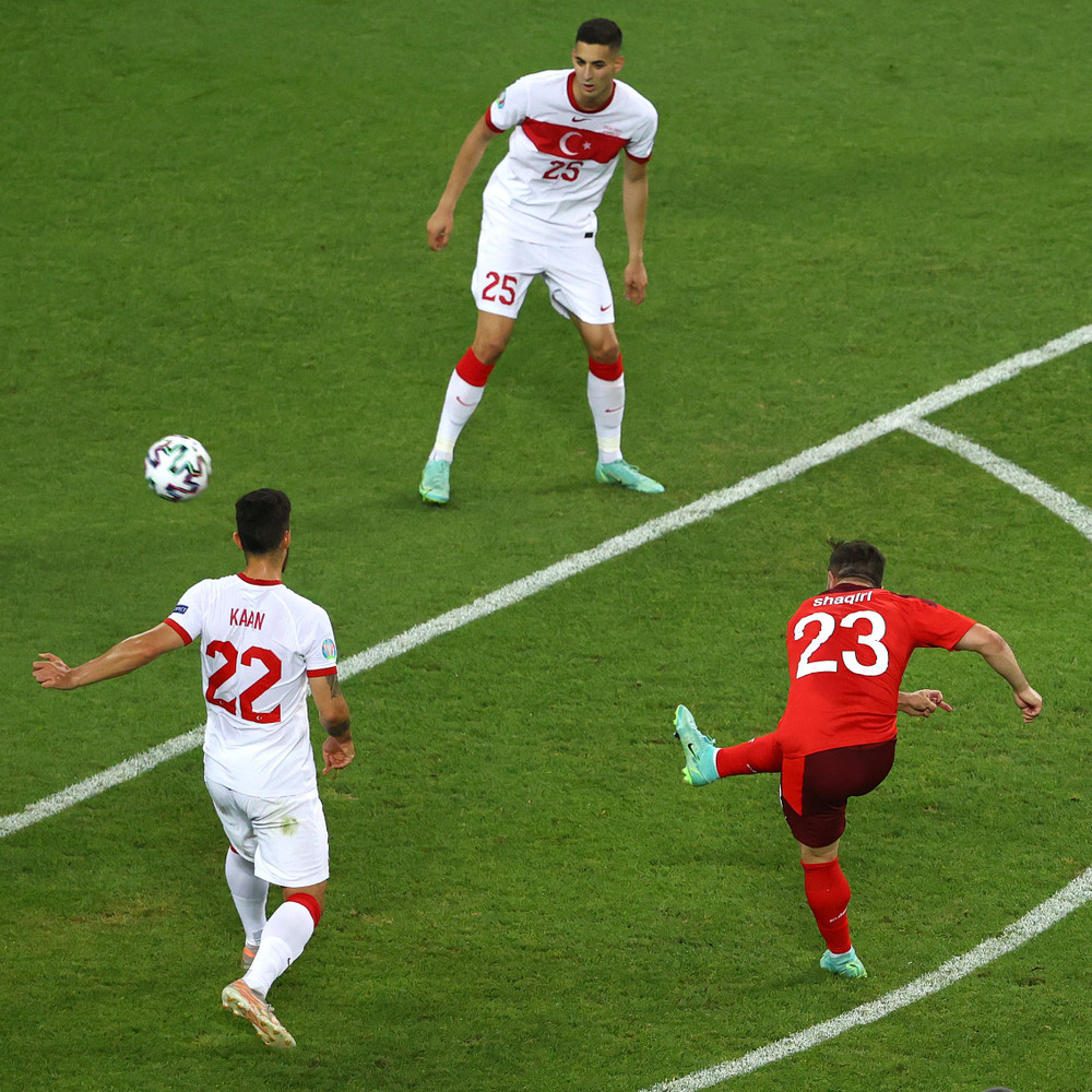 Bàn thắng tuyệt đẹp của Xherdan Shaqiri khiến đội tuyển Thụy Sĩ đá càng hưng phấn. Shaqiri lập cú đúp giúp Thụy Sĩ thắng 3-1 Thổ Nhĩ Kỳ -0