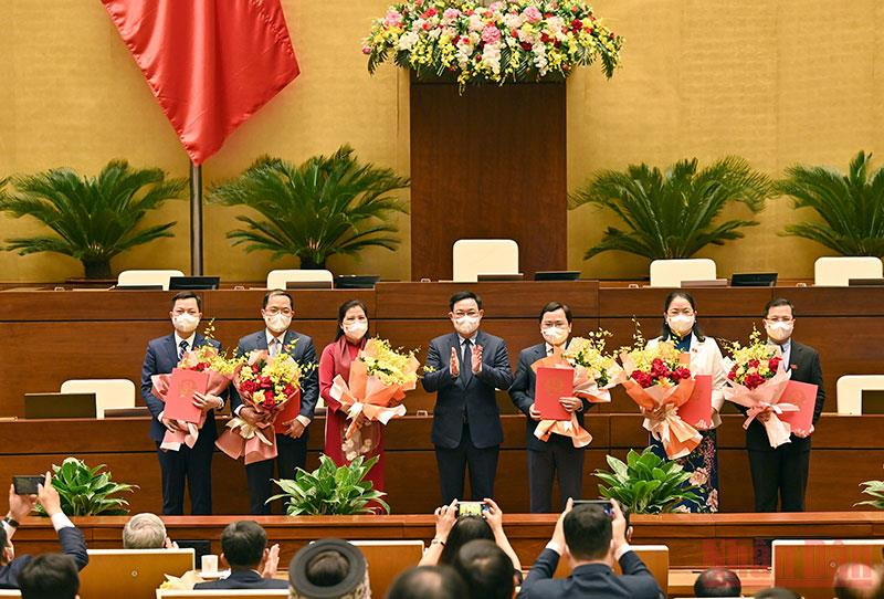 Chủ tịch Quốc hội Vương Đình Huệ trao Nghị quyết và tặng hoa Nhóm đại biểu Quốc hội trẻ. (Ảnh: DUY LINH) Vai trò là cầu nối tích cực giữa Quốc hội Việt Nam và nghị viện các nước -0