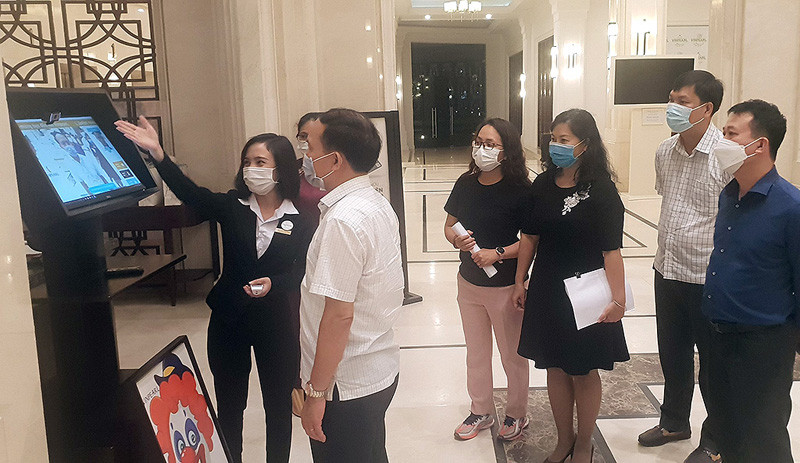 Phó Tổng cục trưởng Ngô Hoài Chung cùng đoàn công tác kiểm tra tại Kiên Giang (Ảnh: TCDL) Tăng cường chủ động phòng, chống dịch tại các điểm du lịch -0