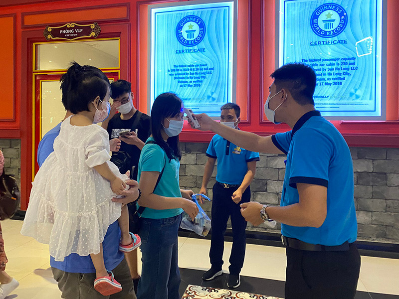 Tại các điểm du lịch, người dân và du khách thực hiện tốt các biện pháp phòng chống dịch như đeo khẩu trang, sát khuẩn, đo thân nhiệt, khai báo y tế (Ảnh: TCDL) Tăng cường chủ động phòng, chống dịch tại các điểm du lịch -0