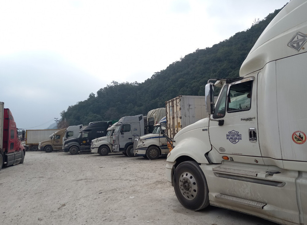 Xe ùn ứ tại cửa khẩu. Xe chở thanh long Bình Thuận bị ùn ứ ở cửa khẩu chờ thông quan -0