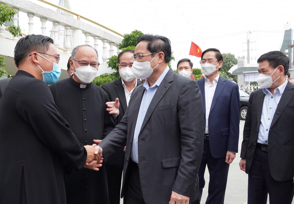 Thủ tướng Phạm Minh Chính thăm các chức sắc, tu sĩ Giáo xứ Long Hương, TP Bà Rịa (Bà Rịa-Vũng Tàu). Thủ tướng Phạm Minh Chính chúc mừng Giáng sinh tại Bà Rịa-Vũng Tàu -0