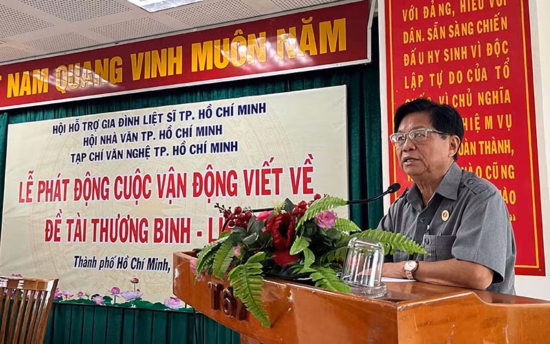 Nhà văn Trần Thế Tuyển phát biểu trong buổi họp báo.