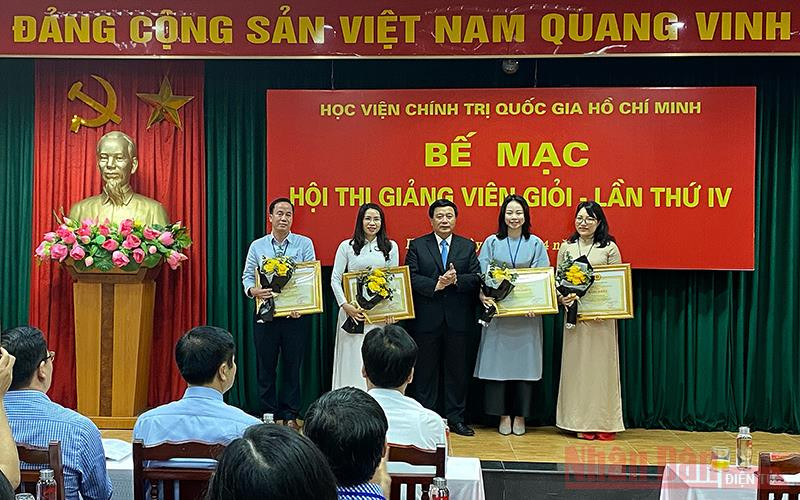 Đồng chí Nguyễn Xuân Thắng trao Bằng khen cho bốn giảng viên đạt danh hiệu Giảng viên xuất sắc. Ảnh: TRỊNH DŨNG