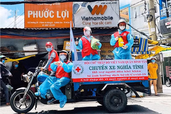 Những cán bộ, hội viên Chữ thập Đỏ không ngại hiểm nguy, vất vả, với mục tiêu hướng về cộng đồng. (Nguồn: Hội Chữ thập Đỏ Việt Nam)