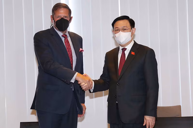 Chủ tịch Quốc hội Vương Đình Huệ tiếp đại diện Tập đoàn Exxon Mobil. (Ảnh: Doãn Tấn/TTXVN)