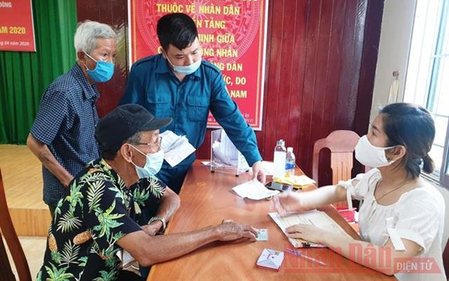 Chi trả hỗ trợ người dân gặp khó khăn do dịch Covid-19 ở Đà Nẵng (Ảnh: Anh Đào).