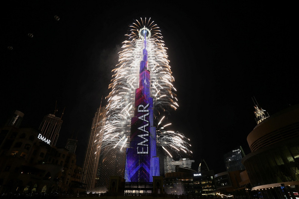 Pháo hoa rực sáng tòa nhà cao nhất thế giới Burj Khalifa chào đón năm mới 2022, Dubai, UAE. (Ảnh: Reuters) Thế giới chào năm mới 2022 trong bối cảnh thắt chặt quy định phòng, chống dịch Covid-19 -0