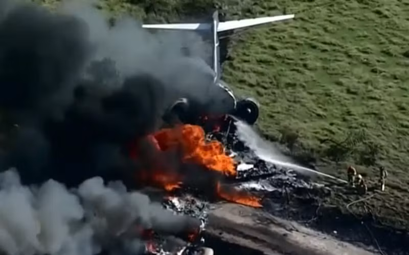 Hiện trường máy bay bốc cháy. (ảnh chụp từ video của Reuters)