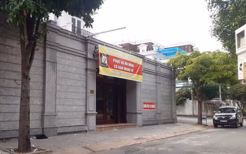Nhà hàng Ngọc Bội bị xử phạt 45 triệu đồng do vi phạm quy định phòng, chống dịch Covid-19.