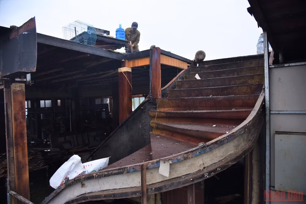 Du thuyền, nhà hàng nổi hoang phế nhiều năm ở hồ Tây được tháo dỡ -0