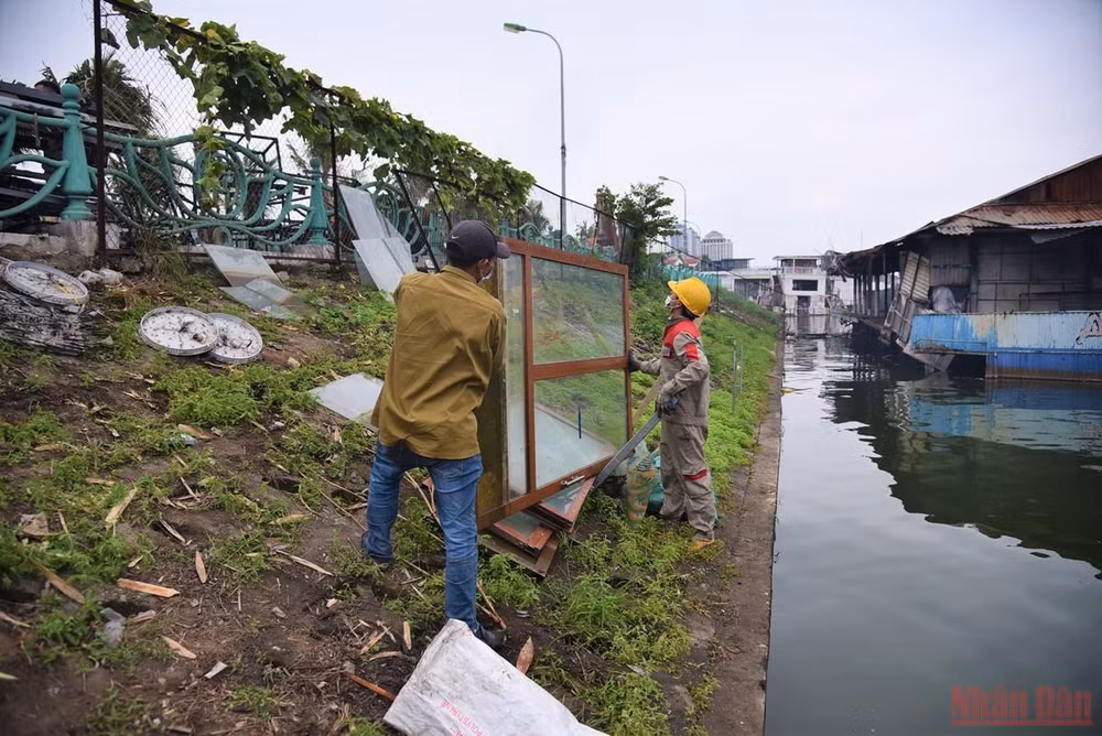 Du thuyền, nhà hàng nổi hoang phế nhiều năm ở hồ Tây được tháo dỡ -0