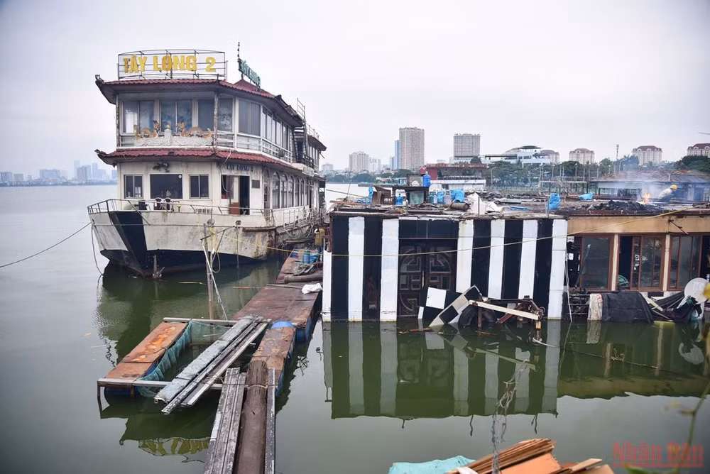 Du thuyền, nhà hàng nổi hoang phế nhiều năm ở hồ Tây được tháo dỡ -0