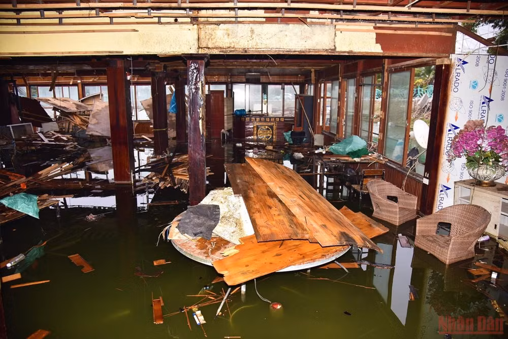 Du thuyền, nhà hàng nổi hoang phế nhiều năm ở hồ Tây được tháo dỡ -0