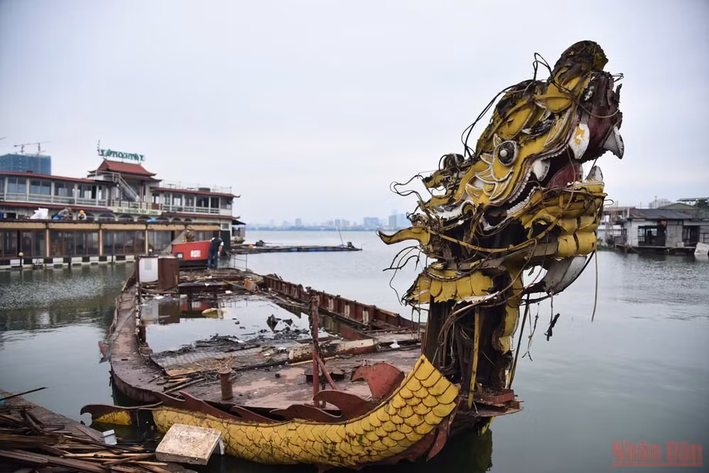 Du thuyền, nhà hàng nổi hoang phế nhiều năm ở hồ Tây được tháo dỡ -0