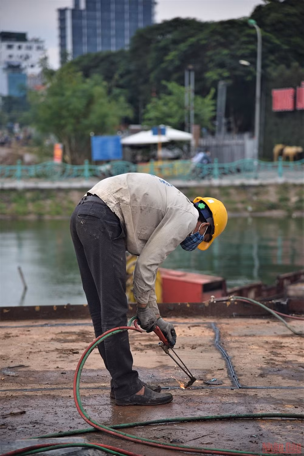 Du thuyền, nhà hàng nổi hoang phế nhiều năm ở hồ Tây được tháo dỡ -0
