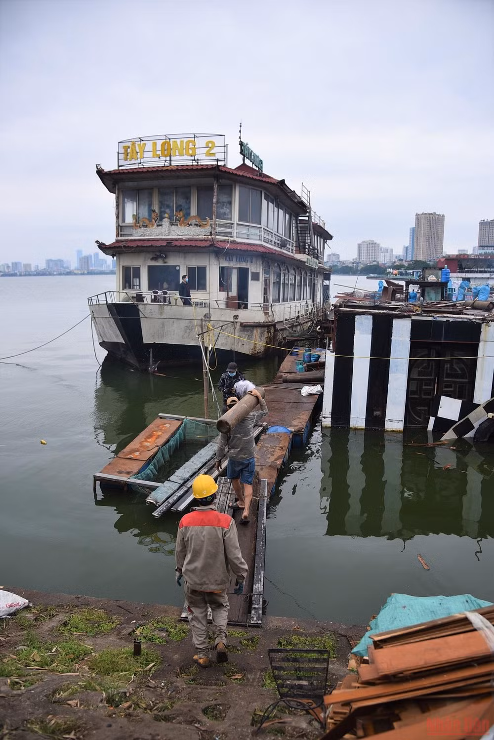 Du thuyền, nhà hàng nổi hoang phế nhiều năm ở hồ Tây được tháo dỡ -0