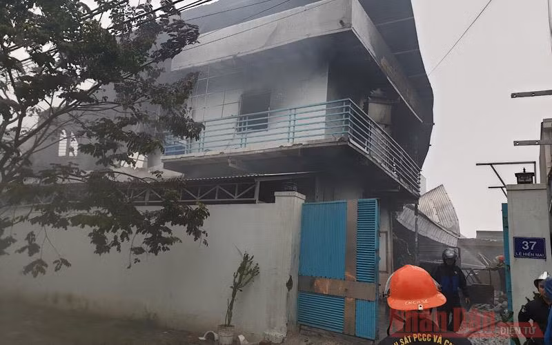 Cháy thiêu trụi xưởng làm nến tại Đà Nẵng -0