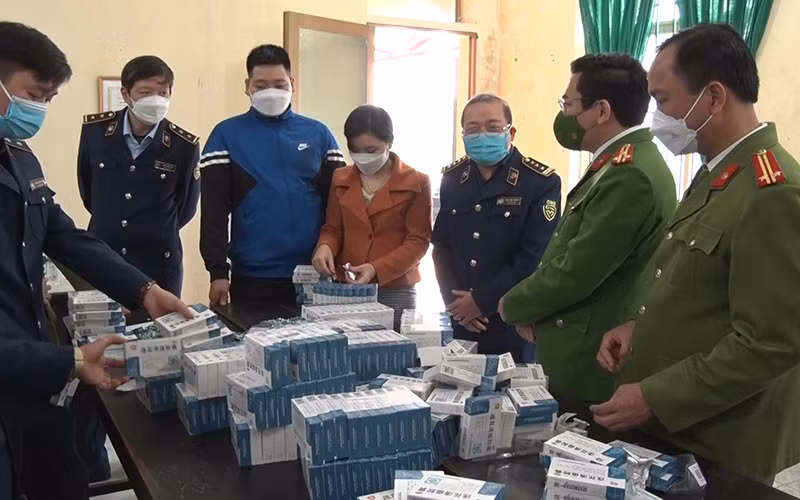 Lực lượng chức năng kiểm tra, bắt giữ số thuốc hỗ trợ điều trị Covid-19 không có hóa đơn, chứng từ chứng minh nguồn gốc xuất xứ.