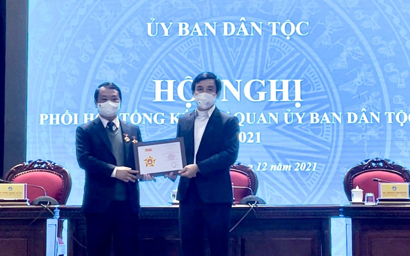 Phó Bí thư Đảng ủy Khối cơ quan Trung ương đã trao Kỷ niệm chương “Vì sự nghiệp công tác tổ chức xây dựng Đảng” và Kỷ niệm chương “Vì sự nghiệp xây dựng Đảng Khối cơ quan Trung ương” của Đảng ủy Khối. 29_12_kieu_linh_ubdt_3-1640825609868.jpg