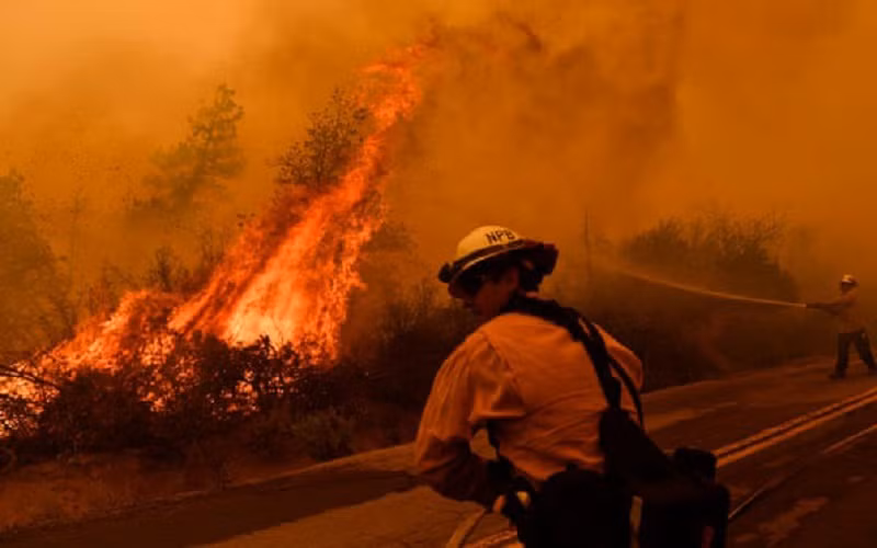 Lực lượng cứu hỏa đang nỗ lực dập tắt đám cháy Windy ở Vườn quốc gia Sequoia, bang California, Mỹ hồi tháng 9/2021. (Ảnh: Getty Images)