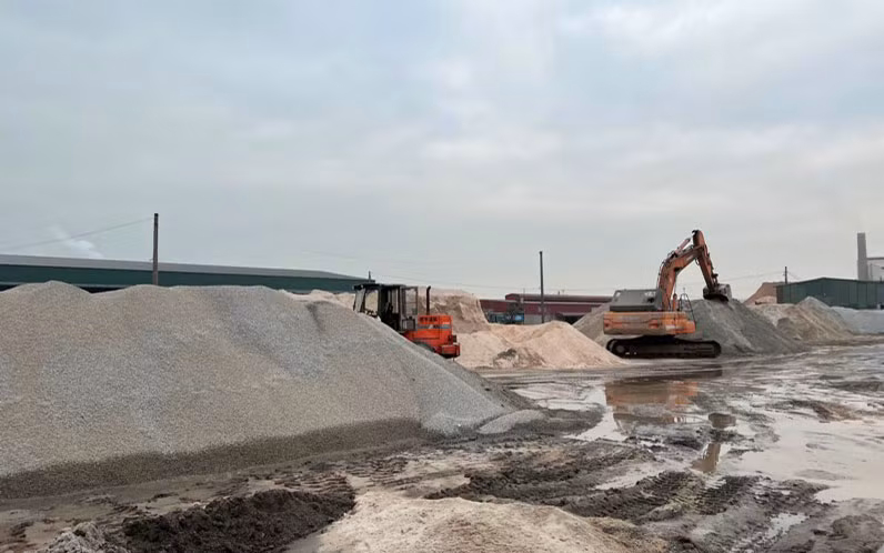 Hoạt động bốc xúc cát tại Công ty CP Đức Cường.