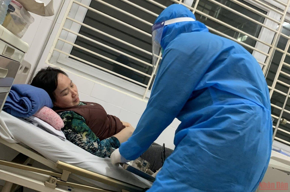 Sáng điều trị Covid-19, tối lên lớp online giảng bài. (Ảnh: NHÂN VẬT CUNG CẤP) Những tiết học đặc biệt từ… giường bệnh điều trị Covid-19 -0