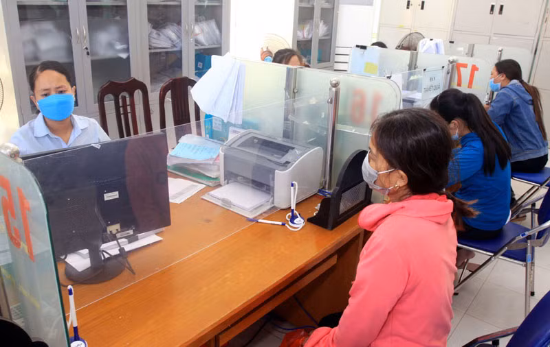 Người dân đến làm các thủ tục chi trả bảo hiểm thất nghiệp tại Trung tâm Dịch vụ việc làm tỉnh Thái Bình.