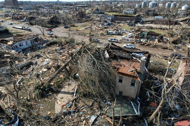 Những ngôi nhà ở Mayfield, Kentucky bị tàn phá nặng nề sau khi lốc xoáy quét qua. (Ảnh: Reuters) Mỹ ban bố tình trạng khẩn cấp sau thảm họa lốc xoáy -0