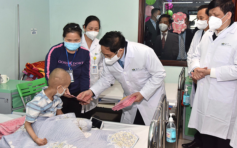 Thủ tướng thăm hỏi các bệnh nhi. Tất cả vì mục tiêu bảo vệ sức khỏe, giữ lại mạng sống cho người bệnh -0
