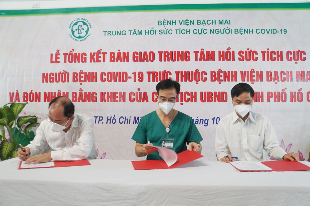Đại diện Sở Y tế, Giám đốc Bệnh viện Bạch Mai và Giám đốc Bệnh viện Nhân dân Gia Định đã ký đề án và biên bản bàn giao Trung tâm Hồi sức tích cực người bệnh Covid-19 cho Bệnh viện Nhân dân Gia Định. Cuộc bàn giao