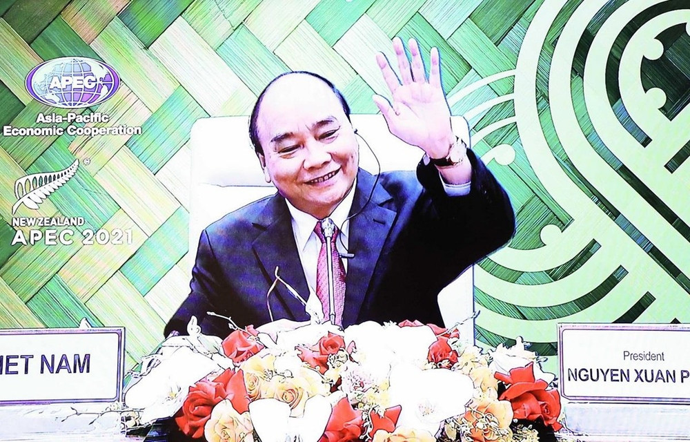 Chủ tịch nước Nguyễn Xuân Phúc tại Cuộc họp không chính thức các nhà Lãnh đạo Kinh tế Diễn đàn Hợp tác Kinh tế châu Á-Thái Bình Dương (APEC) về ứng phó với đại dịch Covid-19 và phục hồi kinh tế diễn ra theo hình thức trực tuyến tối 16/7. Ảnh: TTXVN