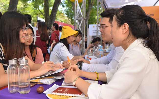 Học sinh cần tỉnh táo khi nghe tư vấn tuyển sinh tại các ngày hội tư vấn tuyển sinh - hướng nghiệp. Ảnh: MỸ HÀ