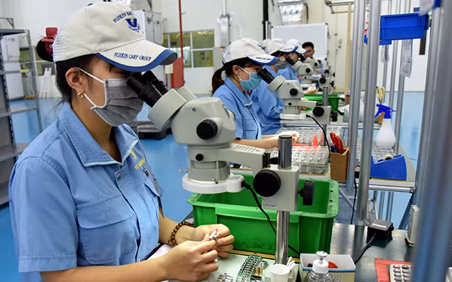 Sản xuất linh kiện cơ khí siêu chính xác trong các ngành công nghiệp bán dẫn, y tế tại Công ty TNHH Fujikin (Khu công nghiệp VSIP Bắc Ninh, vốn đầu tư của Nhật Bản). Ảnh: THU CÚC