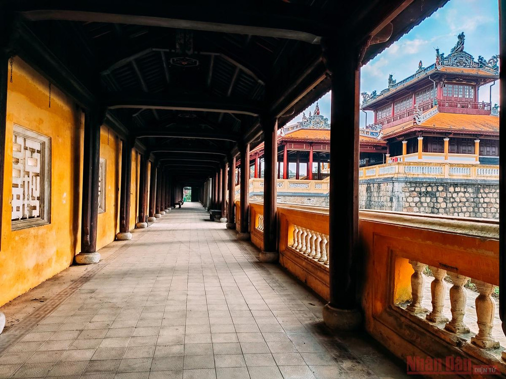 Trong lịch sử Việt Nam thời cận đại, công trình xây dựng Kinh thành Huế có lẽ là công trình đồ sộ, quy mô nhất với hàng vạn lượt người tham gia thi công, hàng triệu mét khối đất đá, với một khối lượng công việc khổng lồ đào hào, lấp sông, di dân, dời mộ, đắp thành... kéo dài trong suốt 30 năm dưới hai triều vua. Lát cắt thời gian trên dấu tích Kinh thành Huế -0