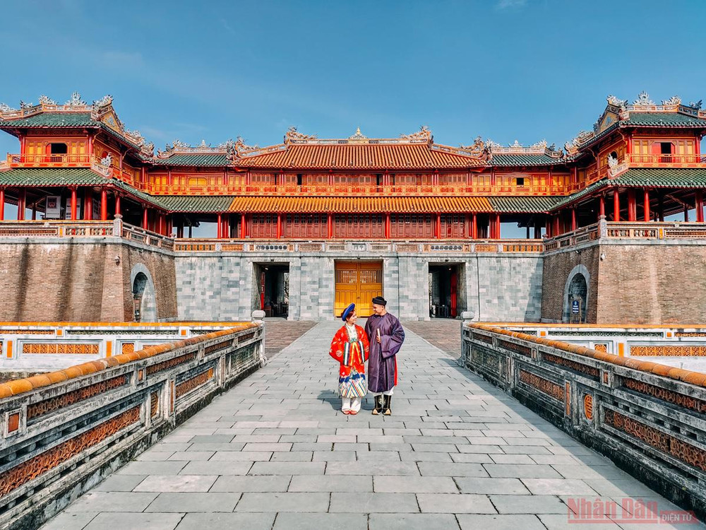 Ngày nay, nhiều bạn trẻ yêu thích trang phục cổ thời Nguyễn như áo dài Nhật Bình thường đến đây để lưu lại những bộ ảnh ấn tượng. Lát cắt thời gian trên dấu tích Kinh thành Huế -0