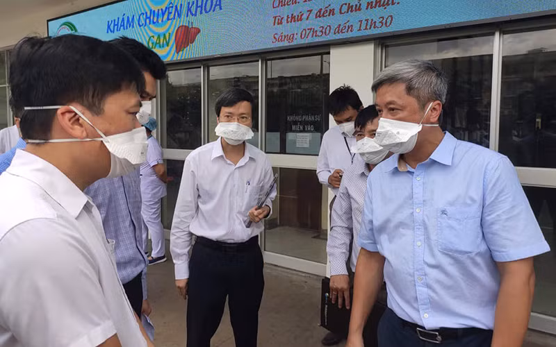 Thứ trưởng Y tế Nguyễn Trường Sơn kiểm tra tại Bệnh viện Bệnh Nhiệt đới TP Hồ Chí Minh sau khi phát hiện ca bệnh tại đây.