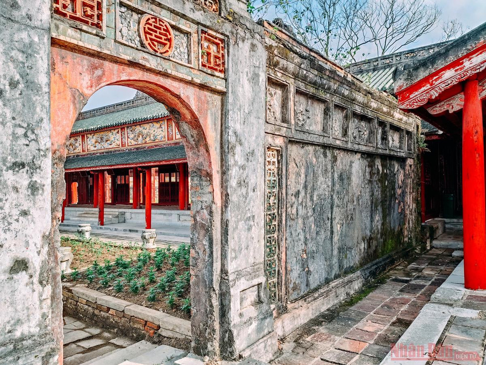 Dù thời gian bào mòn, nhiều kiến trúc vẫn hiện hữu cùng với những mảng tường rêu phong in đậm màu thời gian xưa cũ, gợi vẻ trầm mặc của kinh thành uy nghiêm. Lát cắt thời gian trên dấu tích Kinh thành Huế -0