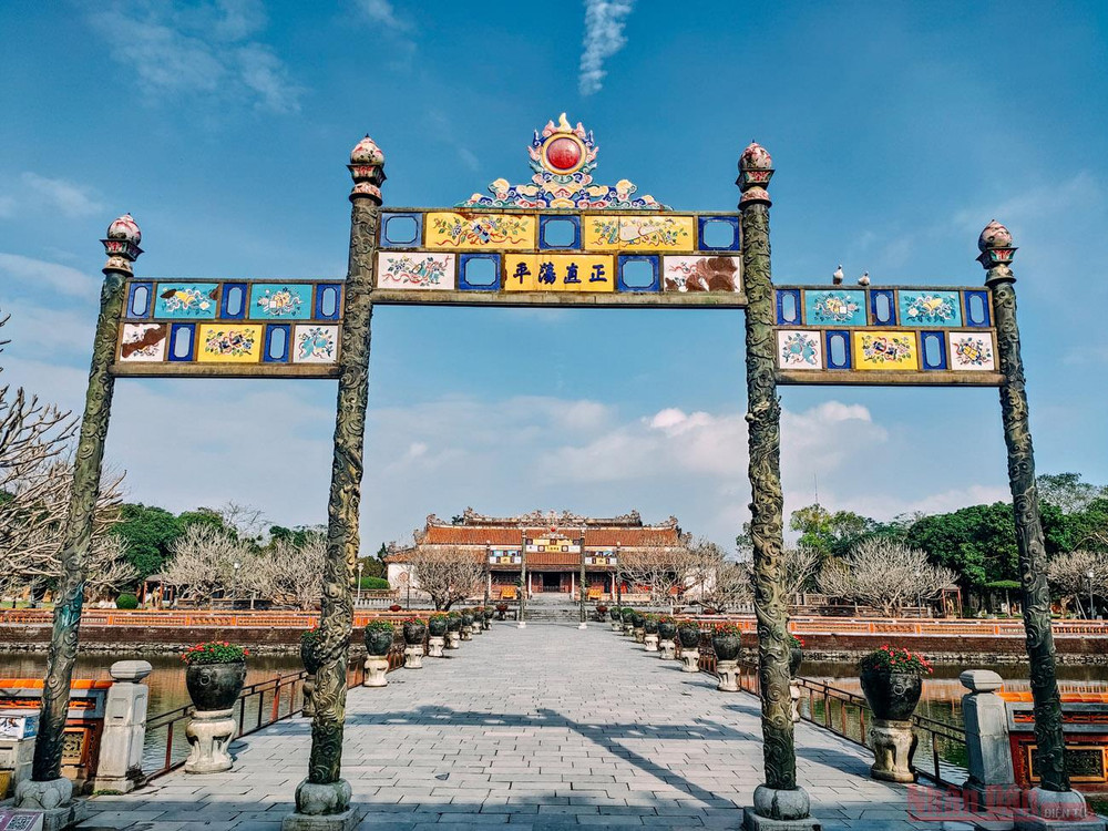 Đối diện Ngọ Môn là Điện Thái Hòa, nơi tổ chức các buổi triều quan trọng của triều đình như lễ Đăng Quang, sinh nhật hay những buổi đón tiếp các sứ thần nước ngoài. Lát cắt thời gian trên dấu tích Kinh thành Huế -0