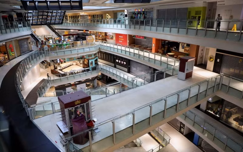 Bên trong một trung tâm thương mại tại thủ đô Kuala Lumpur, ngày 1-6. (Ảnh: Reuters)