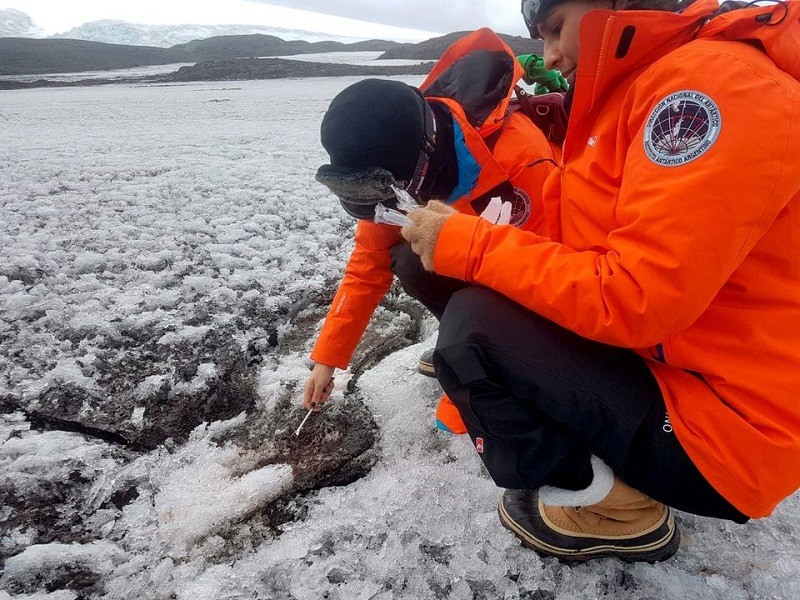 Các nhà khoa học tiến hành lấy mẫu đất Nam Cực để phục vụ nghiên cứu. (Ảnh: Reuters) Vi sinh vật ăn nhiên liệu ở Nam Cực có thể giúp xử lý ô nhiễm rác thải nhựa -0