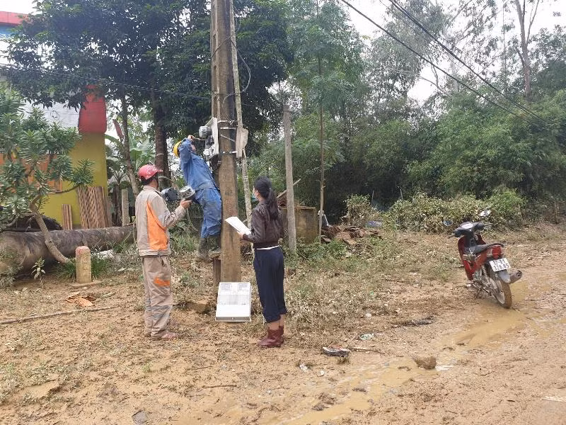 Điện Lực Thanh Chương huy động nhân lực, tập trung thay hơn 400 công tơ điện bị ngập trong lũ ở xã Thanh Mỹ.