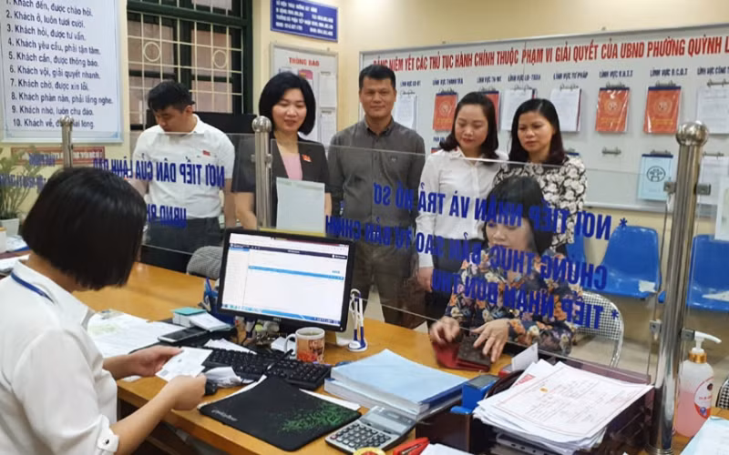 Thường trực HĐND TP Hà Nội khảo sát thực hiện Quy tắc ứng xử tại trụ sở UBND phường Quỳnh Lôi, quận Hai Bà Trưng.