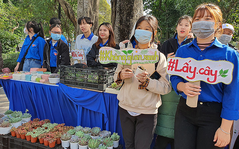 Các tình nguyện viên Thủ đô và gian hàng đổi giấy vụn lấy cây xanh. 5_20201205_095212-1607150920878.jpg