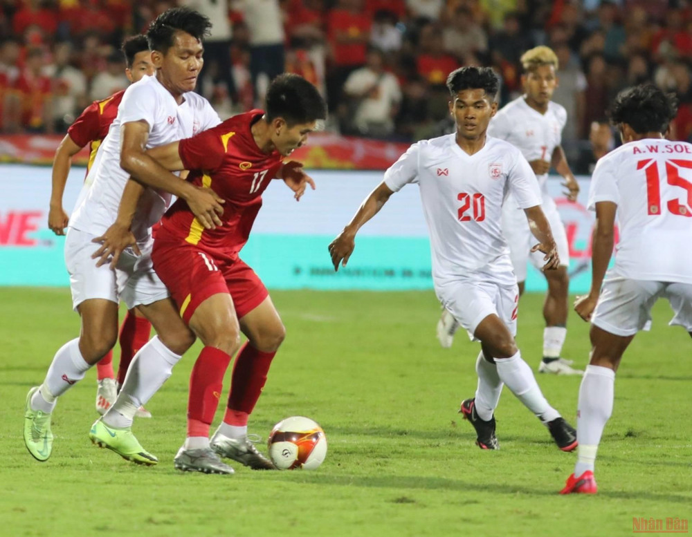 (Ảnh: Khiếu Minh) (Hiệp 2) U23 Việt Nam 1 - 0 U23 Myanmar: Hùng Dũng ghi bàn -0