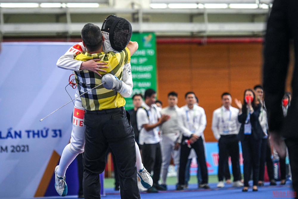 Kiếm thủ Vũ Thị Hồng chia vui cùng huấn luyện viên của mình. (Ảnh: Thành Đạt) SEA Games 31 ngày 13/5: Việt Nam dẫn đầu bảng tổng sắp huy chương -0