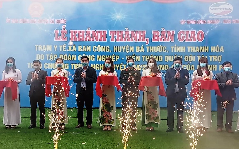 Các đại biểu cắt băng khánh thành Trạm Y tế xã Ban Công. Viettel bàn giao hai công trình dân sinh ở Bá Thước, tỉnh Thanh Hóa -0