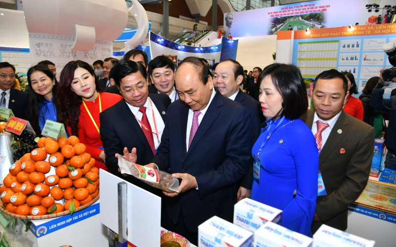 Thủ tướng Nguyễn Xuân Phúc và các đại biểu tham quan Triển lãm “Thành tựu kinh tế tập thể, hợp tác xã và hoạt động của hệ thống Liên minh Hợp tác xã Việt Nam giai đoạn 2016-2020”. Đại hội đại biểu toàn quốc Liên minh Hợp tác xã Việt Nam khóa VI -0