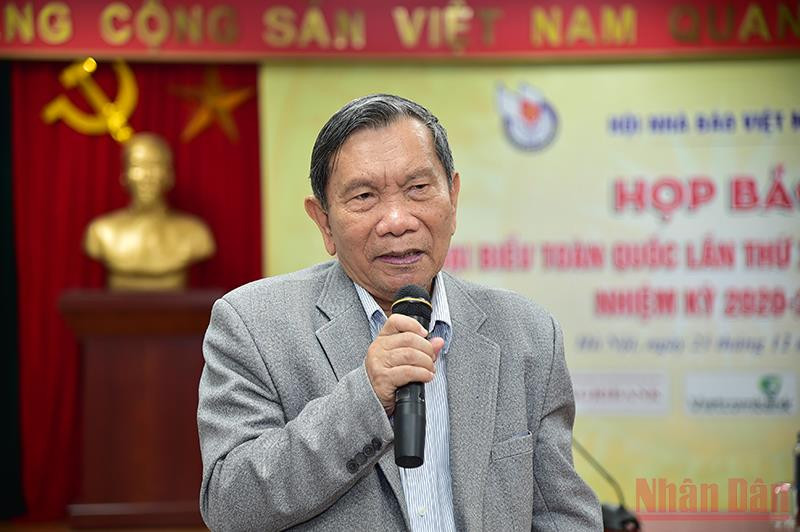 Ông Phan Khắc Hải, nguyên Phó Tổng Thư ký Hội Nhà báo Việt Nam chia sẻ tại họp báo chung quanh vấn đề kinh tế báo chí. 553 đại biểu dự Đại hội lần thứ XI Hội Nhà báo Việt Nam -1